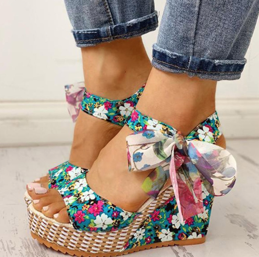 Boho Keil Sommerschuhe in Grün mit Blumen