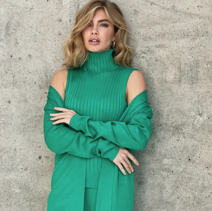 Elegantes Damenoutfit Dreiteilig in Grün Rollkragen Shirt Hose und Cardigan
