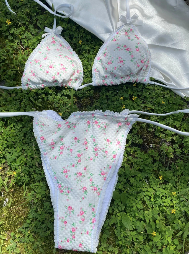  Neckholder Bikini 2024 in Weiß mit Blumenmuster