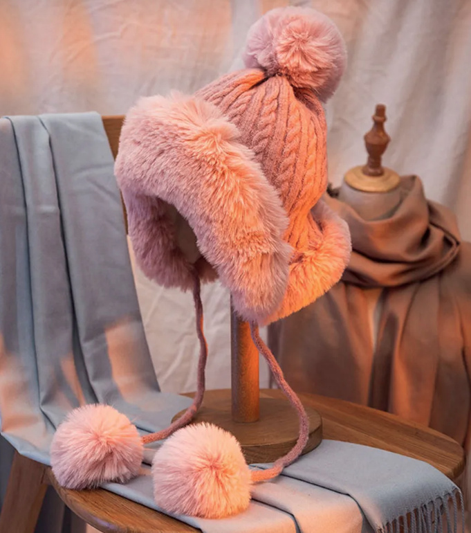 Warme Winter Mütze Gestrickt mit Pompon und Kunstpelz Rosa