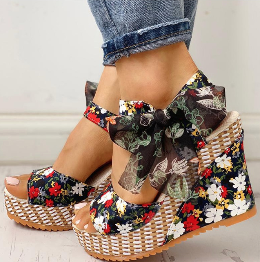 Boho Keil Sommerschuhe in Schwarz mit Blumen