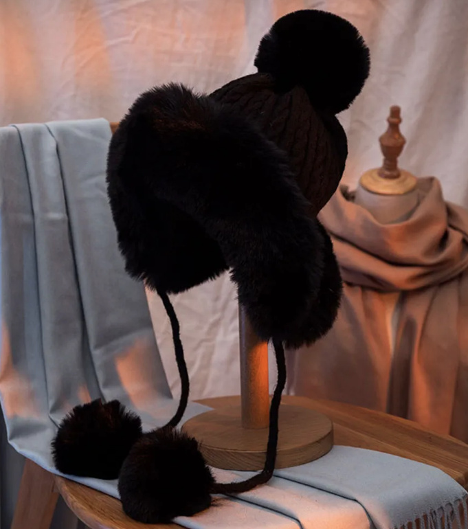 Warme Winter Mütze Gestrickt mit Pompon und Kunstpelz Schwarz