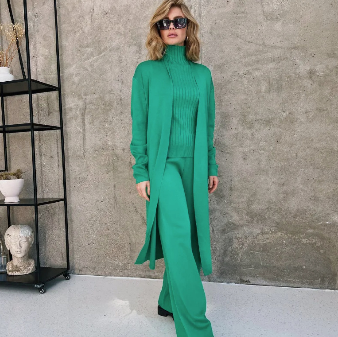 Elegantes Damenoutfit Dreiteilig in Grün Rollkragen Shirt Hose und Cardigan
